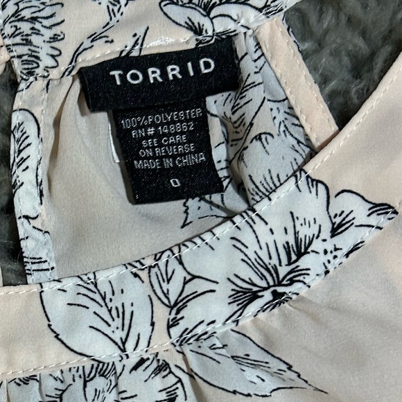 🌟Host Pick🌟Torrid Floral Hi-Lo Tank Top Light Pink and Black Blouse Size 0 - Picture 3 of 3